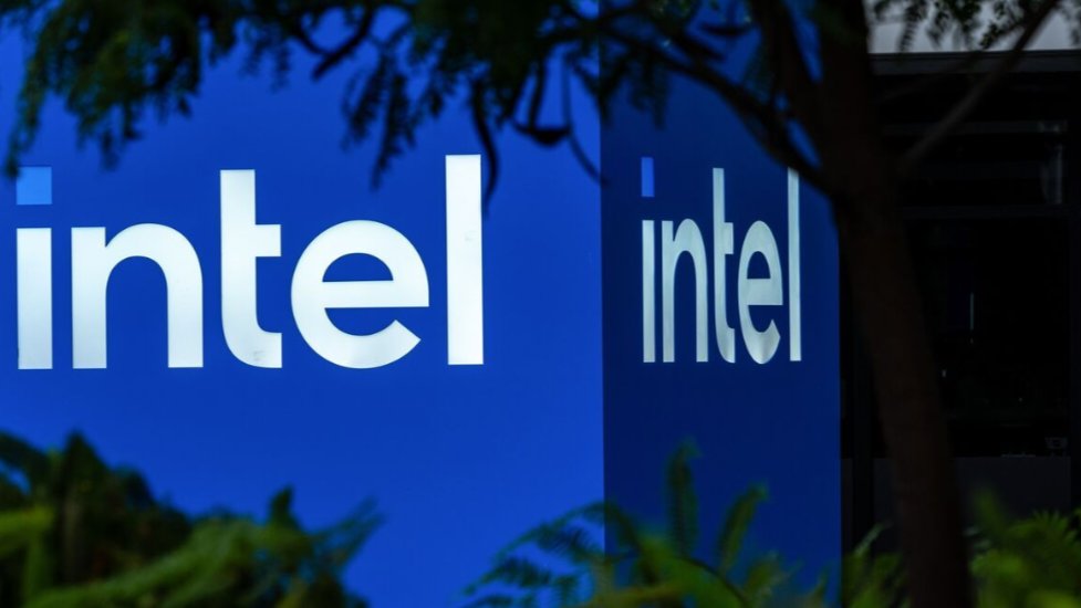 Intel Nears Upsized $20 Billion Share Sale to Expand Capital Plans