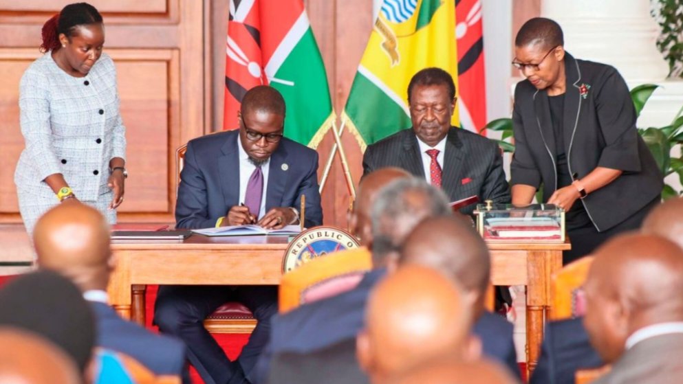 Nairobi Governor Johnson Sakaja and Prime Cabinet Secretary Musalia Mudavadi sign the intergovernmental cooperation agreement at State House in Nairobi.