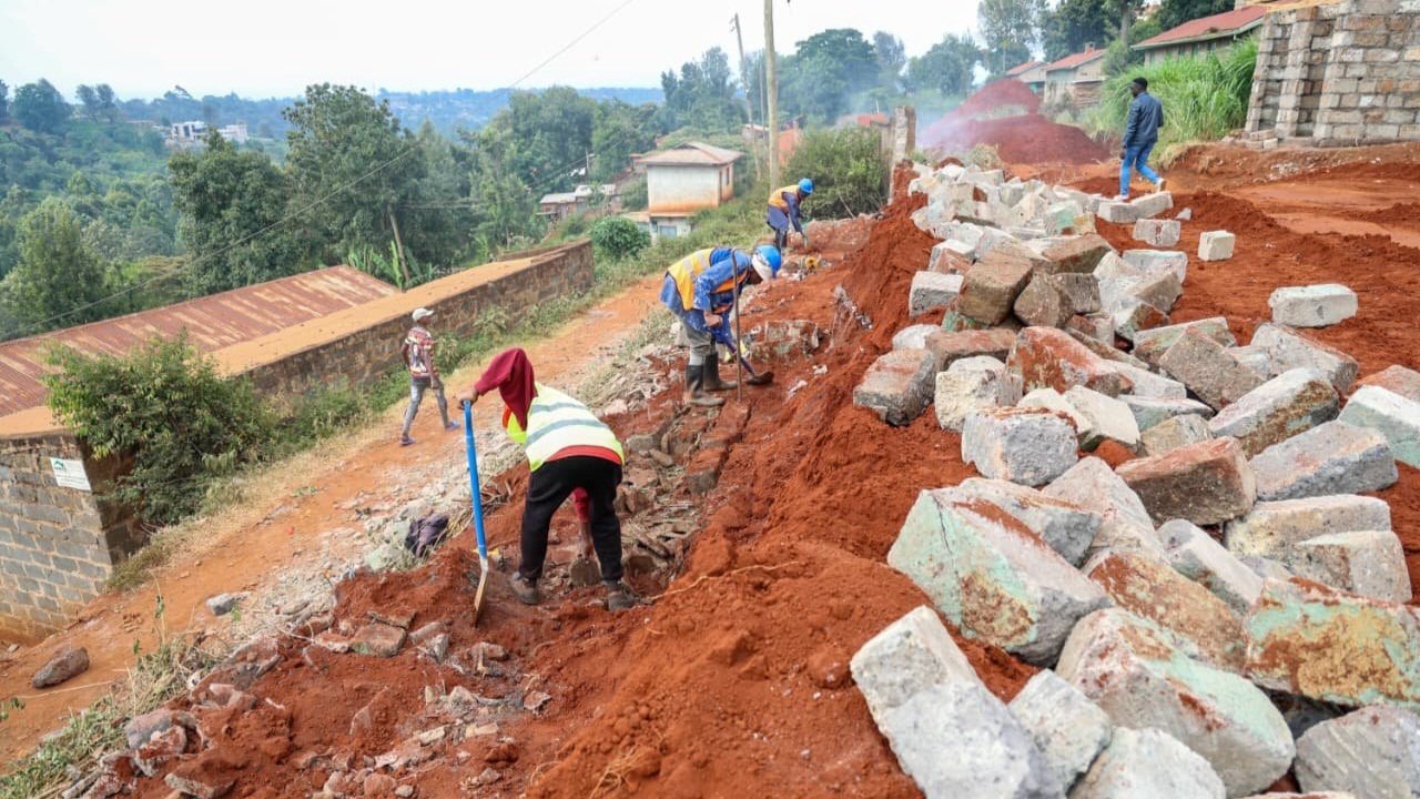 Defence official assesses Nyeri hospital surgical centre construction progress