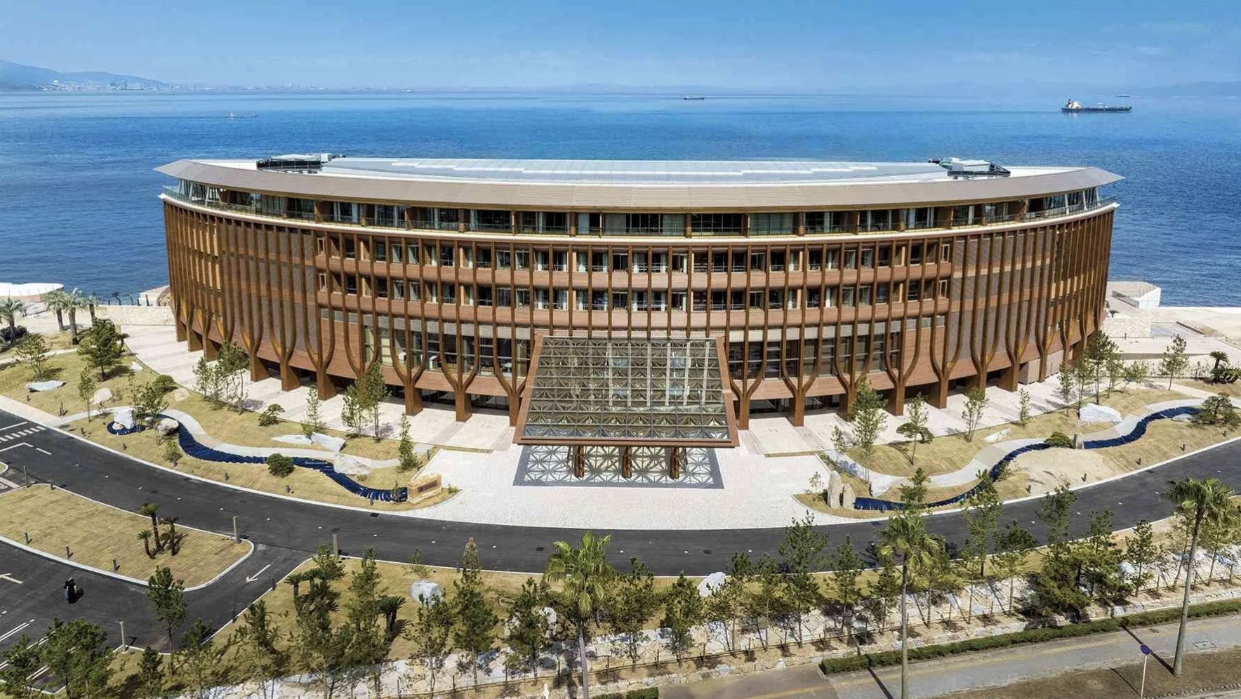 Shigeru Ban Unveils Wooden Wellness Resort on Japan's Awaji Island