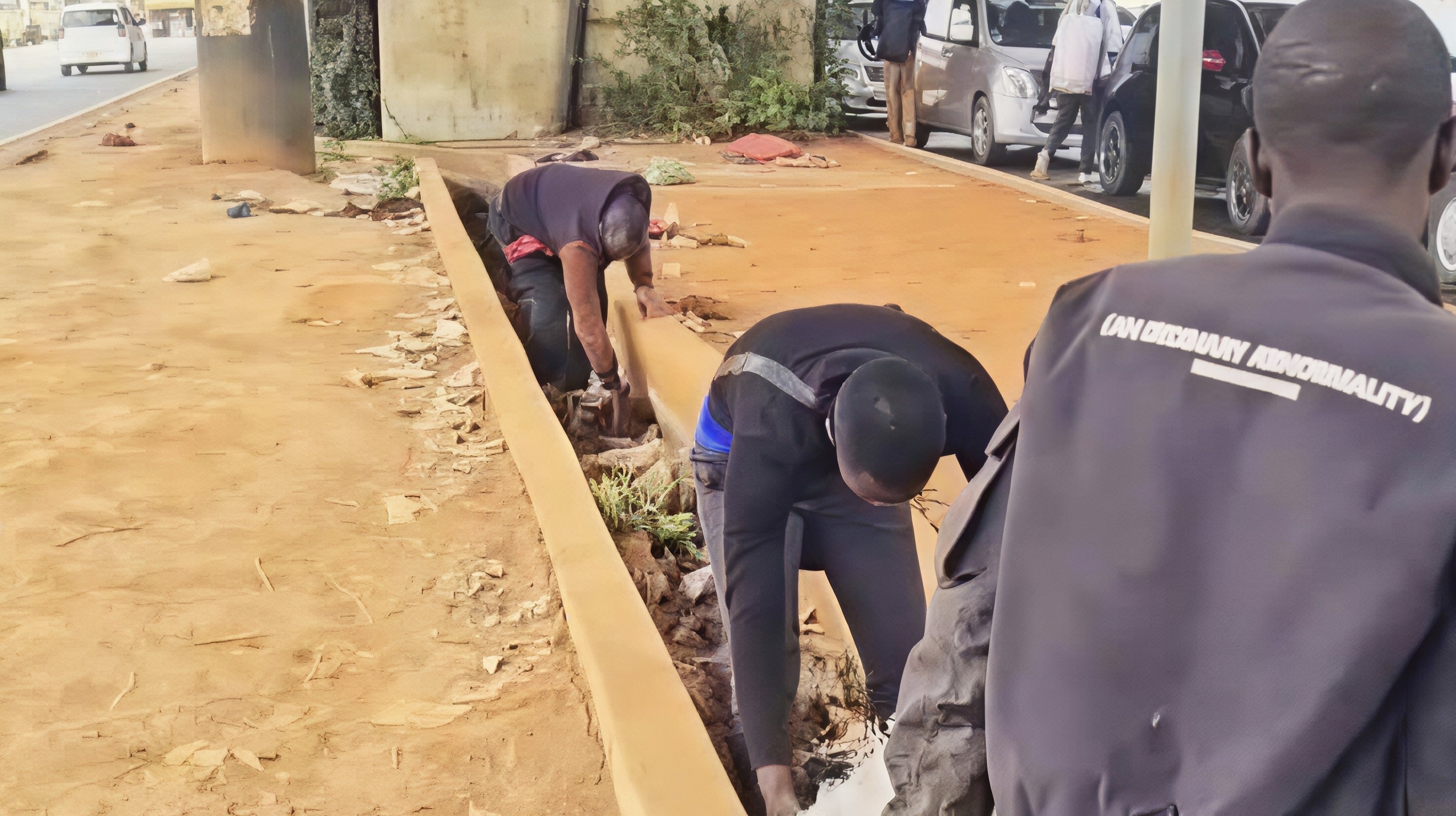Nairobi Official Makes Footbridge Skippers Collect Litter At Nyayo Roundabout