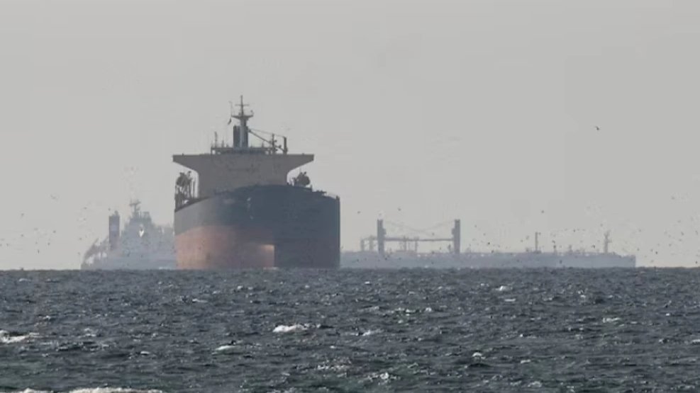 Tracker: Oil Tankers Resume Passage Through Hormuz Strait After Conflict Pause