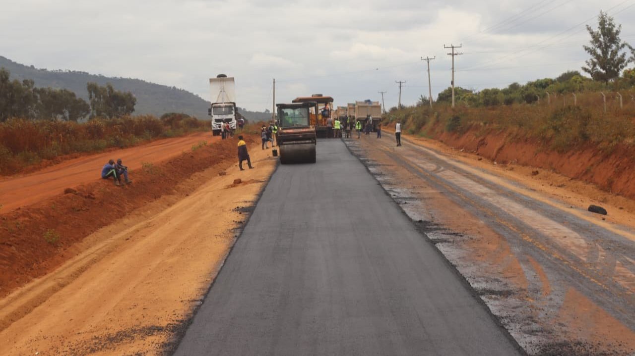 KeNHA Inspects Tarmacking Progress on Emali-Matiliku Road