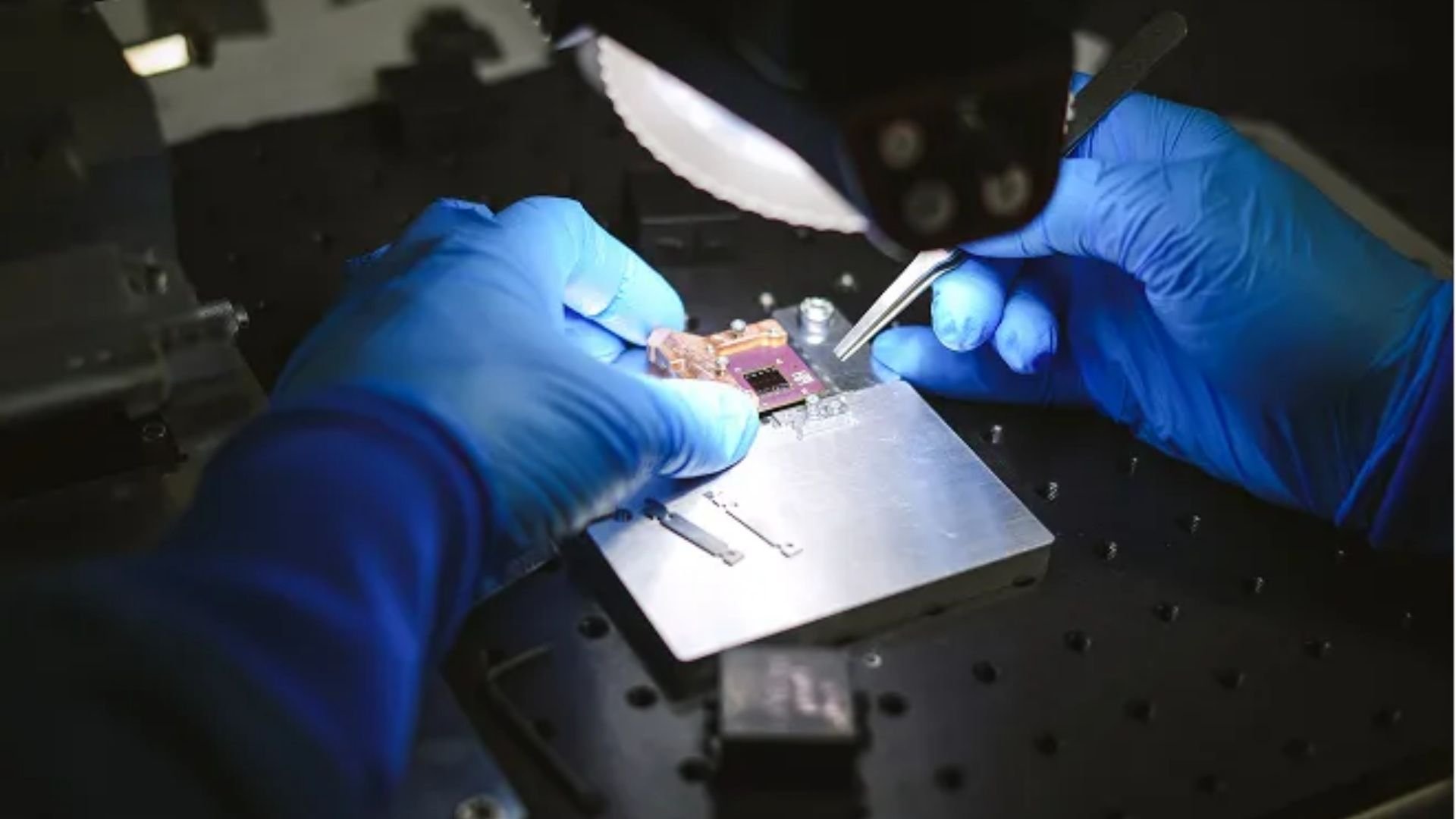 French Firm Developing Robotic Nano-Assembly Trick To Build 800-Qubit Quantum Chips