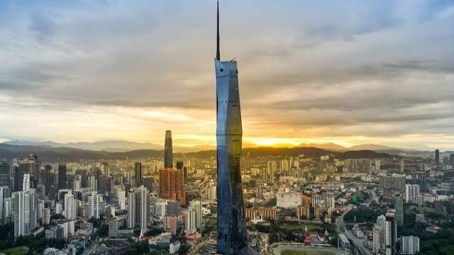 How world's second-tallest skyscraper manages massive daily crowds