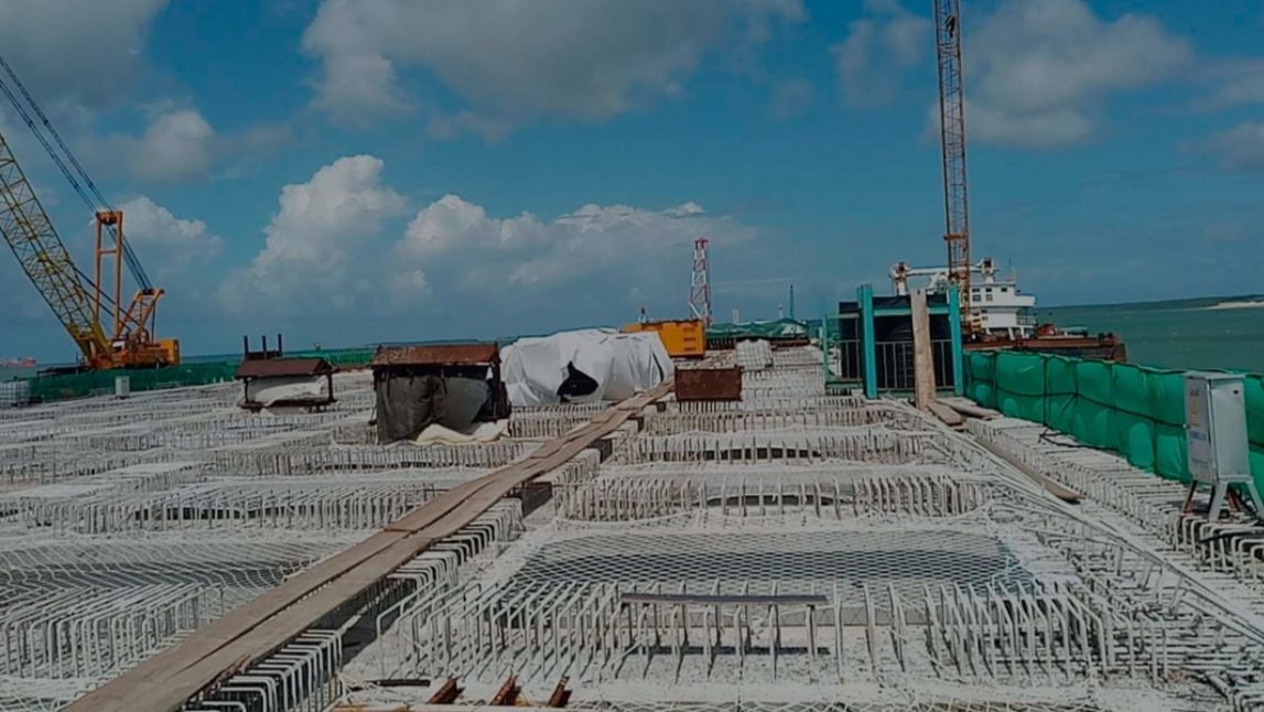 A wide view of the reinforced concrete deck and exposed rebar during the construction of the first berth at Lamu Port under the Lapsset project.
