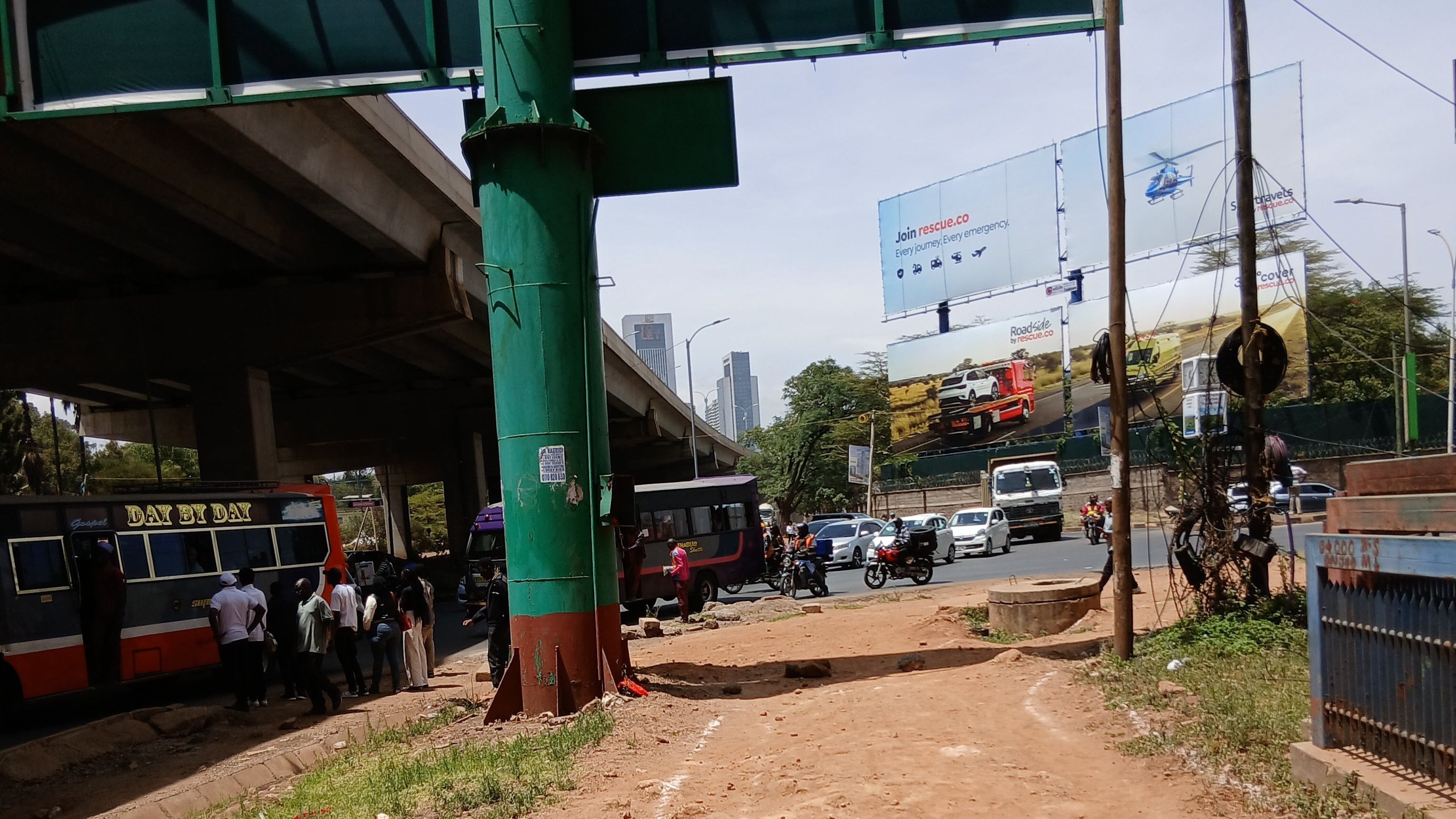 A view of the busy Uhuru Highway and University Way roundabout