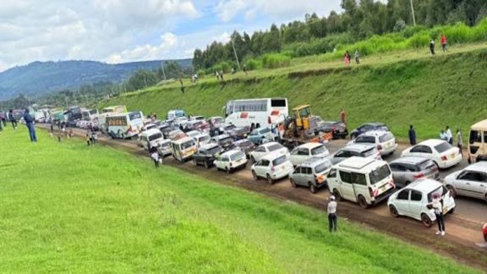 Travelers are stranded overnight on the Nairobi–Nakuru road, August 29, 2025