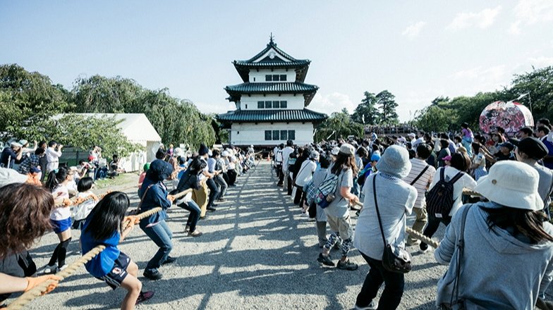 Japan Enlists 1,800 Volunteers to Drag 360-Tonne Castle With Ropes