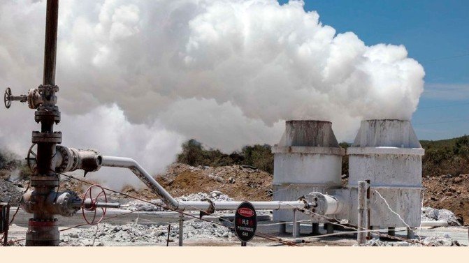 KenGen executives touring the Sh107 billion fertiliser factory under construction in Kenya, showcasing green ammonia production technology.